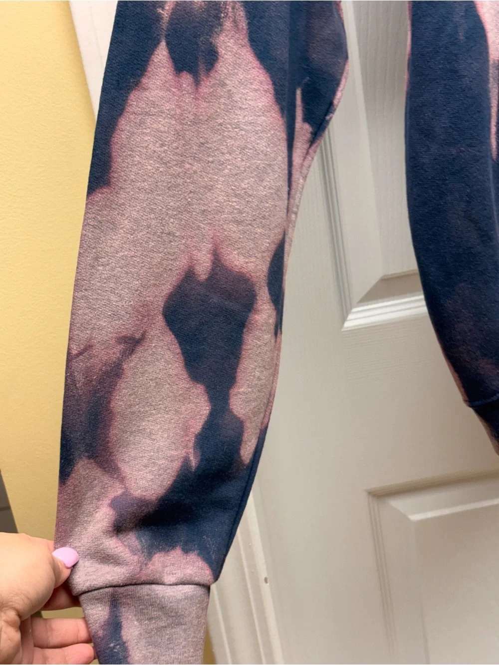 Fruit of the Loom Men’s XL Navy Pink Bleach Dye Graphic Sweatshirt